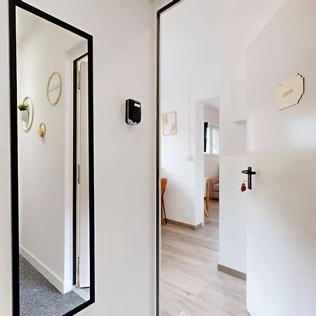 Expat Renting - La Dolce - Netflix Apartment *