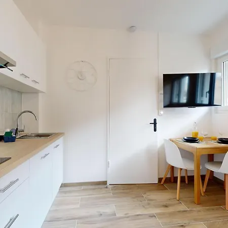 Expat Renting - La Dolce - Netflix Apartment