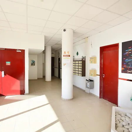Expat Renting - La Dolce - Netflix *